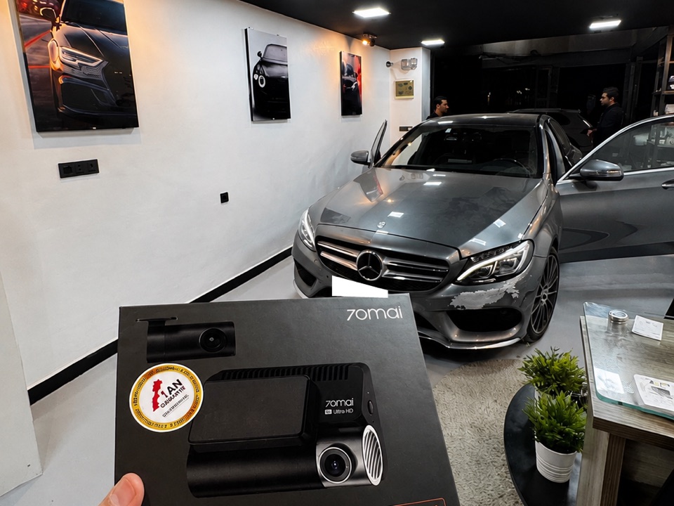 Showroom DashCar à Casablanca : véhicule client à l'intérieur du magasin et coffret 70mai Dash Cam 4K A800SE